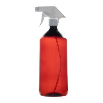 1000 ml PET gintarinis butelis su purkštuku baltame fone