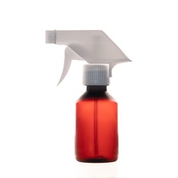 100 ml PET gintarinis butelis su purkštuku baltame fone